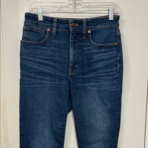 Madewell women’s curvy high rise skinny Jeans in Dark Blue. Size 28- pre owned